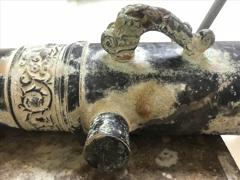 Quai chạm vảy rồng.