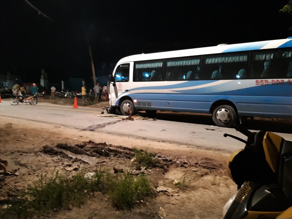 Xe khách đẩy xe máy và kéo rê thi thể người đàn ông khoảng 20m.