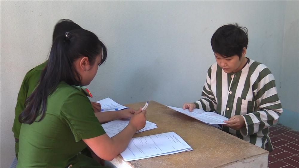 Nghi can Phạm Thị Thiên Hà (31 tuổi) nhận quyết định tống đạt khởi tố bị can.