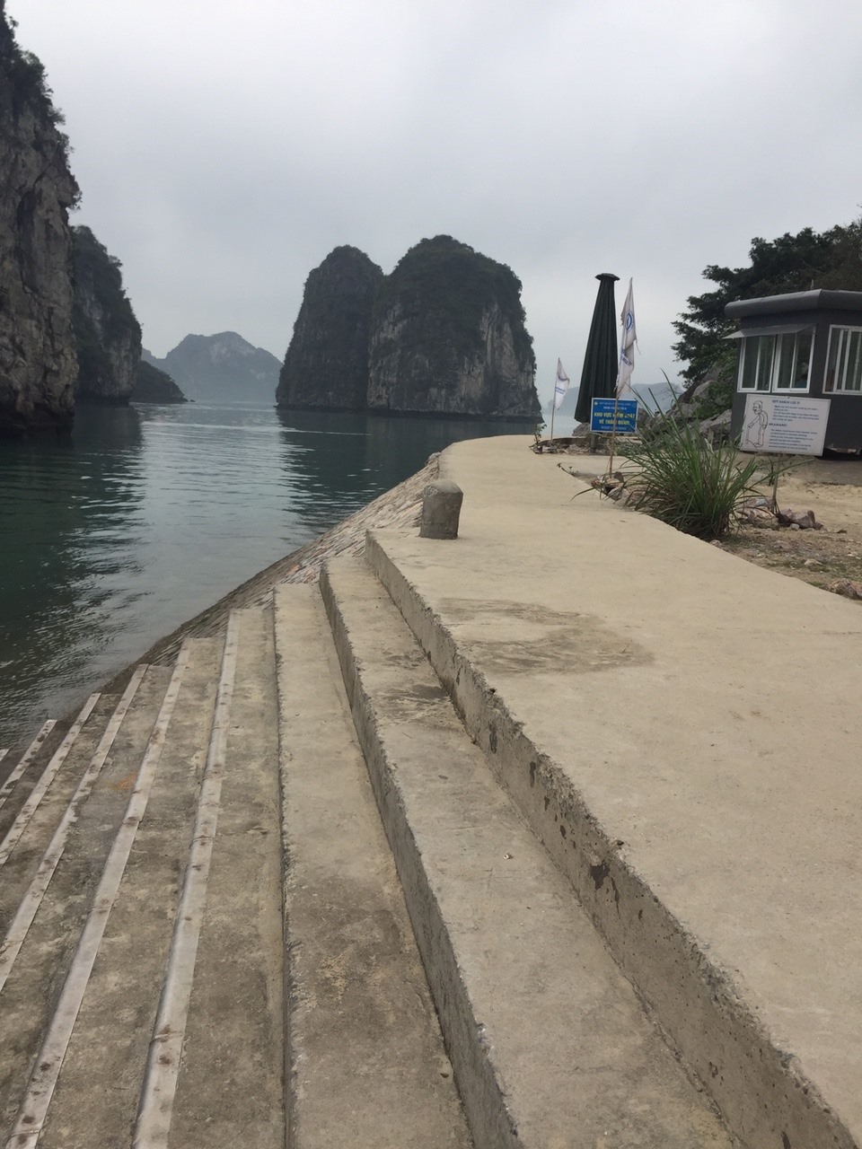 Công trình cầu cảng tại khu vực hang Cỏ, thuộc vịnh Bái Tử Long của Cty CP du thuyền Đông Dương, đã đi vào hoạt động từ năm 2016 nhưng đến nay vẫn chưa có giấy phép. Ảnh: Nguyễn Hùng