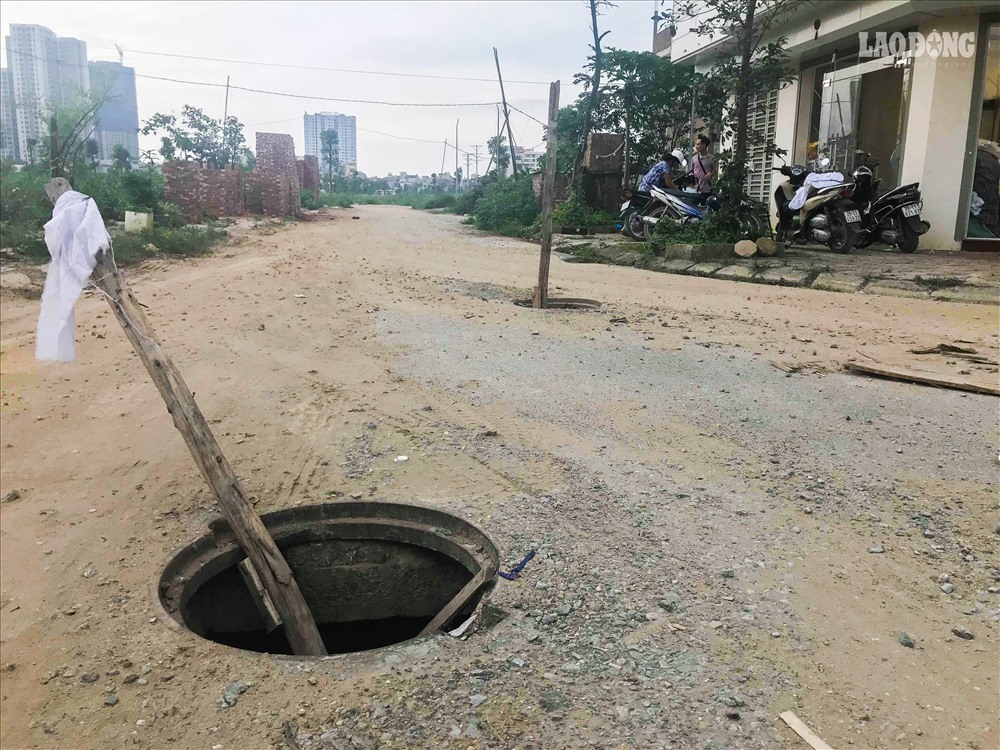 Hệ thống cống ngầm dang dở, nắp cống mở nguy hiểm ngay giữa đường nhưng chỉ được cảnh báo bằng một khúc gỗ.
