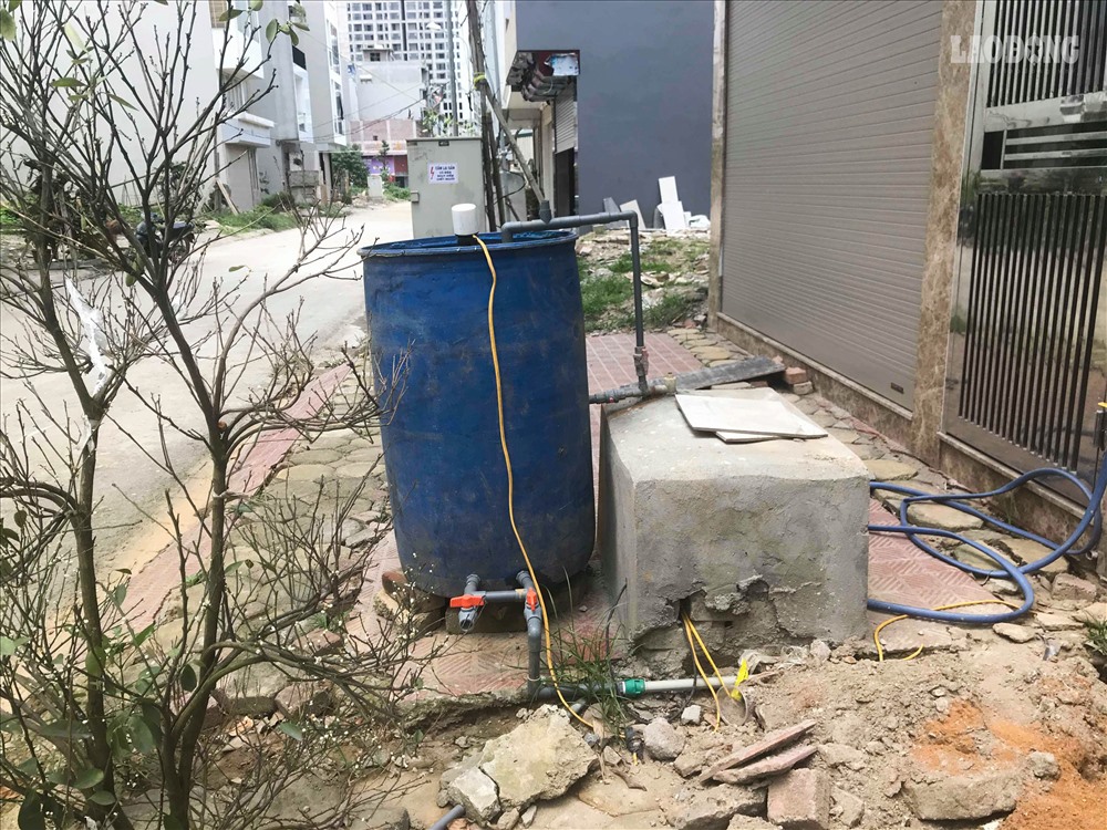 Tuy nhiên, nhiều người cho biết nguồn nước ở đây không được đảm bảo và không dám sử dụng để ăn uống vì nằm ngay gần nghĩa trang.