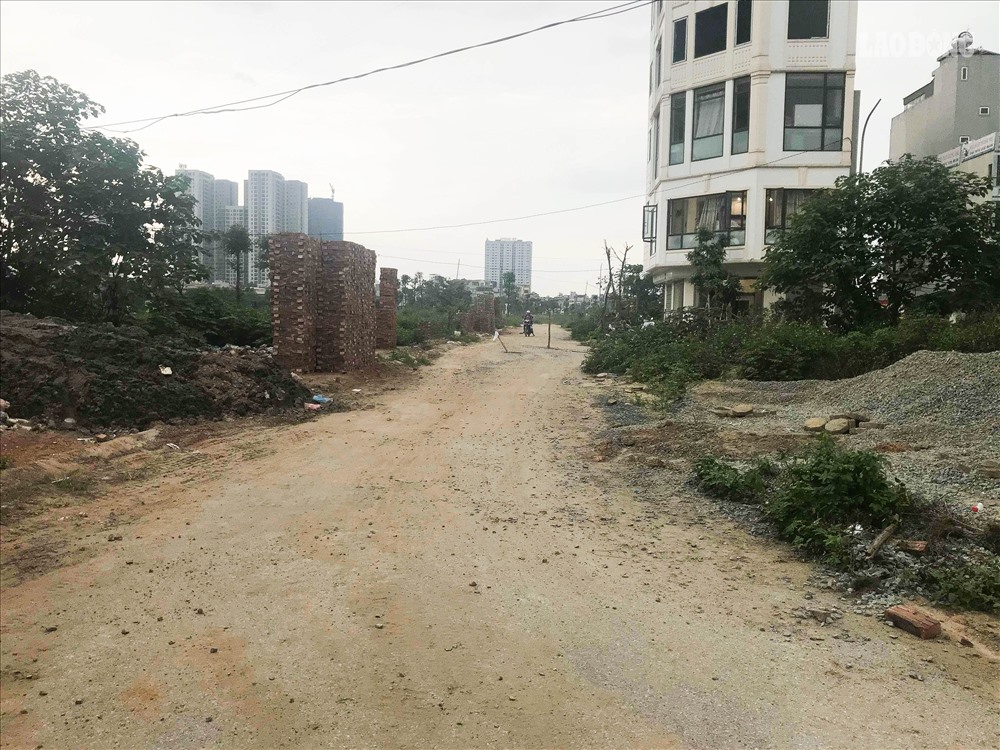 Nhiều năm nay, hạ tầng khu đất dịch vụ Vạn Phúc (Hà Đông, Hà Nội) luôn trong tình trạng nhếch nhác, chưa hoàn thiện. Nhiều năm nay, hạ tầng khu đất dịch vụ Vạn Phúc (Hà Đông, Hà Nội) luôn trong tình trạng nhếch nhác, chưa hoàn thiện.