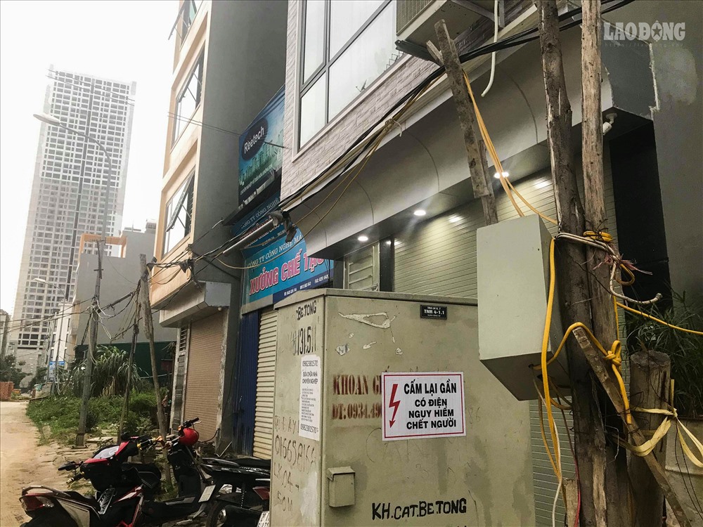 Cách đấu nối thủ công, tự phát khiến cả khu đất như mê cung dây điện, tiềm ẩn nguy cơ.