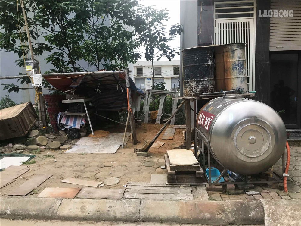 Theo ghi nhận, mỗi hộ dân ở đây đều xây bể nước, đào giếng khoan ngay trước cửa nhà.