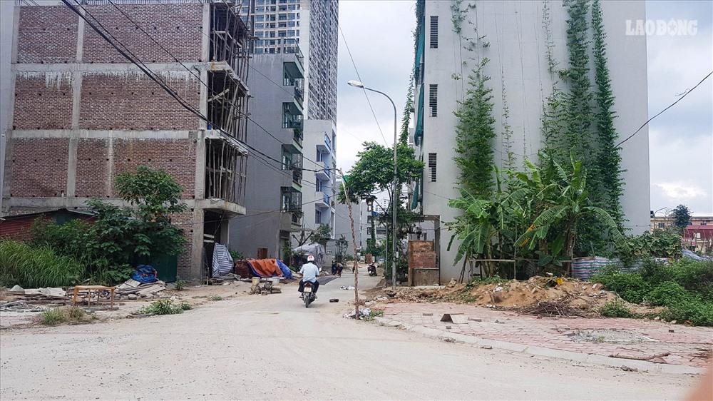Bà Tuyết, đại diện dân cư cho biết: “Tôi chuyển về đây sống được hơn 2 năm. Mỗi nhà ở đây phải tự đào giếng, nhưng không phải nhà ai đào cũng có nước. Cách đây mấy chục mét là một nghĩa trang lớn. Nước giếng bơm lên, quan sát bằng mắt thường chúng tôi thấy có váng, phải lọc nhưng cũng chỉ để dùng vệ sinh, còn nước ăn uống, nấu nướng phải mua nước bình bên ngoài”.