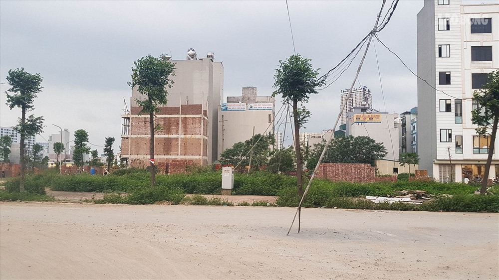 “Cột điện” được dựng tạm bợ, chắn ngay giữa lòng đường của người dân ngày giữa đường đi.