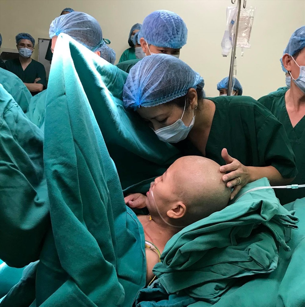 Sản phụ L. quyết tâm cầm cự để con được chào đời.