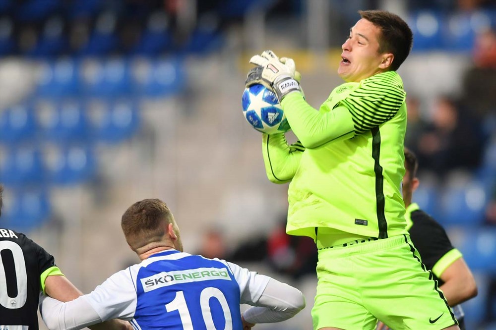 Filip Nguyễn sẽ cạnh tranh suất bắt chính với Văn Lâm nếu về tuyển Việt Nam. Ảnh Slovan Liberec