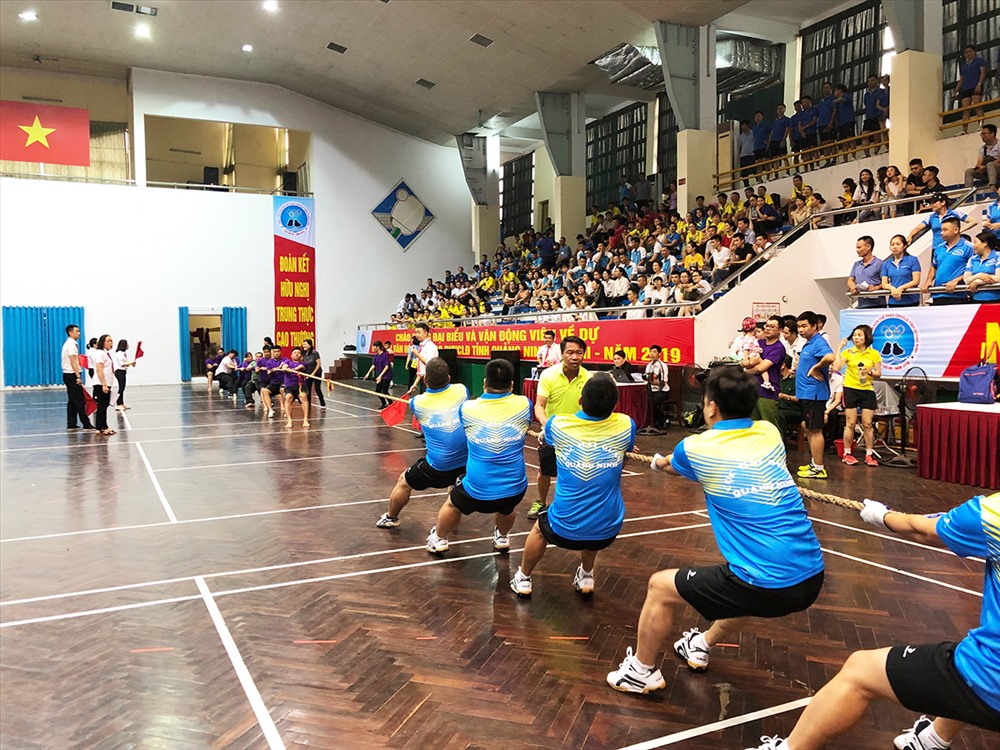 Màn thi đấu thể thao giữ các đội trong ngày khai hội. Ảnh: BQN
