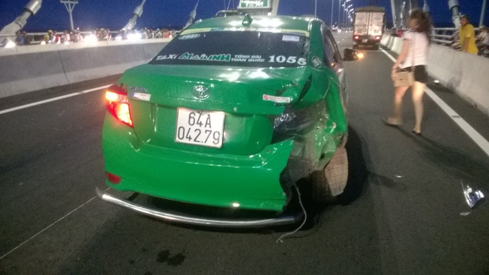 đuôi xe taxi Mai Linh hư hỏng nặng