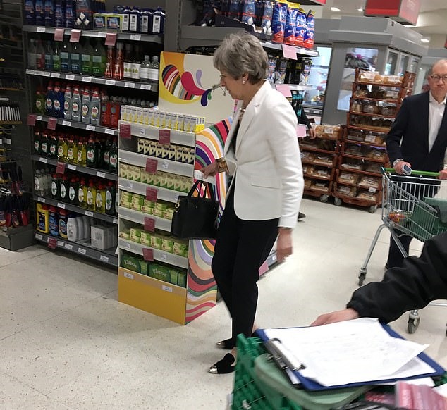 Bà Theresa May được người mua hàng chia sẻ là thoải mái và giản dị. Ảnh: Mail.