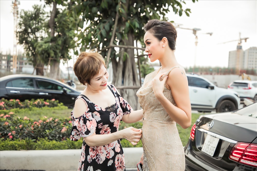 MC Phương Mai hạnh phúc khi được mẹ tháp tùng, trợ giúp khi tham gia sự kiện. Ảnh: NVCC.