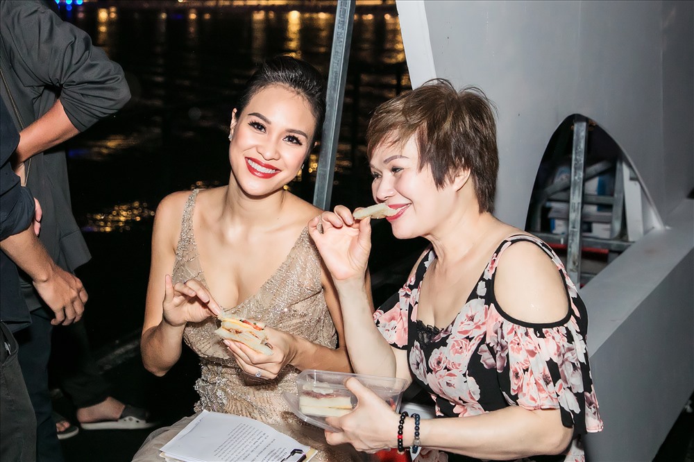 Mẹ Phương Mai còn chu đáo chuẩn bị bánh mì kẹp cho con gái ăn trước khi làm việc.