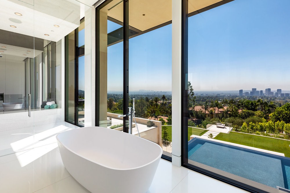 Theo MLS - cơ sở dữ liệu dành cho các nhà môi giới bất động sản, biệt thự cho thuê đắt nhất ở Los Angeles tính đến thời điểm này là biệt thự ở Bel Air gm 9 phòng thủ, 12 phòng tắm, có giá 445.000 USD/tháng hi tháng 4.2017.