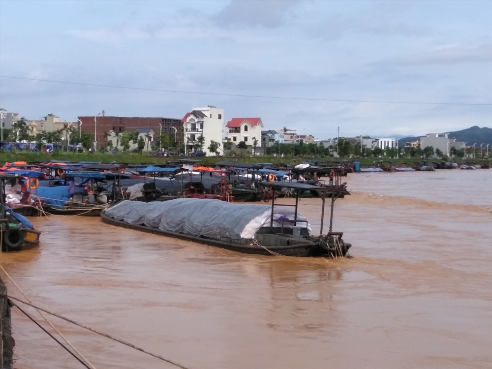 Cả chục đò sát vận chuyển hàng hóa cửa khẩu hai nước Việt- Trung bị lũ dâng đột ngột nhấn chìm dưới sông Ka Long (Móng Cái). Ảnh: T.N.D