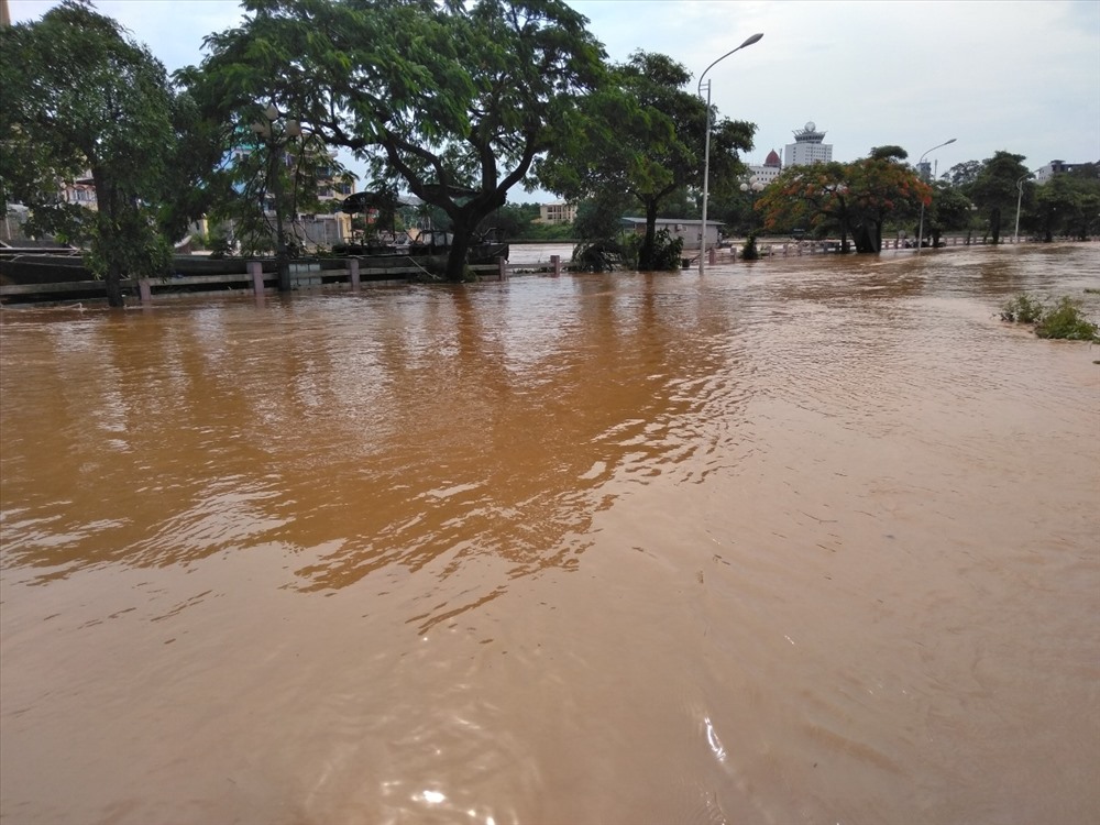 Nhiêu tuyến đường nội đô Móng Cái trở thanh sông do nước tràn về. Ảnh: T.N.D
