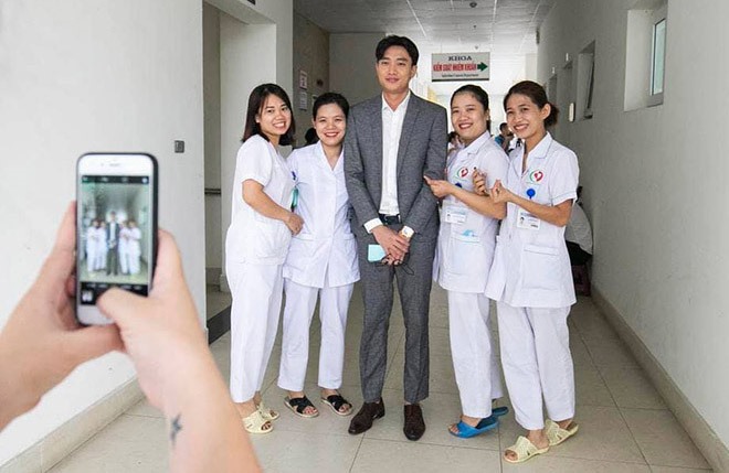 Diễn viên Quốc Trường cảm động vì được nhiều khán giả yêu mến.
