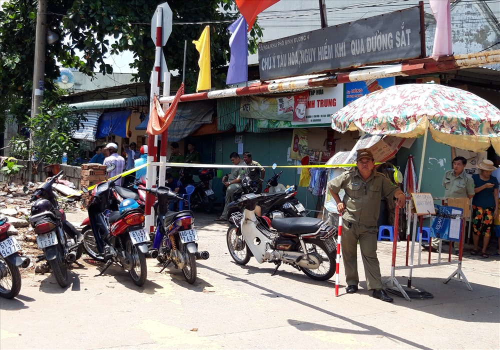 Công an đang phong tỏa hiện trường điều tra vụ phát hiện 3 người trong một gia đình tử vong ở phòng trọ.