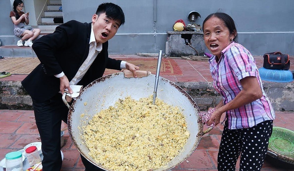 Bà Tân Vlog và Hưng Vlog.