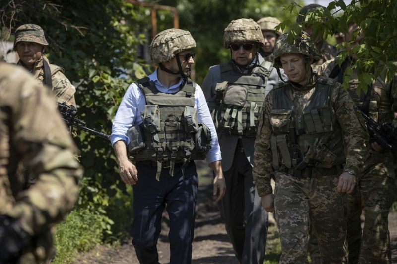 Tổng thống Ukraina Volodymyr Zelensky và các quân nhân khi ông đến thăm vùng Luhansk, miền đông Ukraina hôm 27.5. Ảnh: AP.
