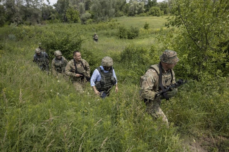 Tại một vị trí ở tiền tuyến, Tổng thống Volodymyr Zelensky chỉ cách vị trí của phiến quân ly khai miền đông Ukraina khoảng 400m. Ảnh: AP.