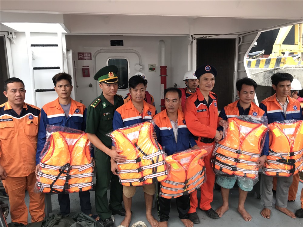 Các ngư dân gặp nạn được lực lượng