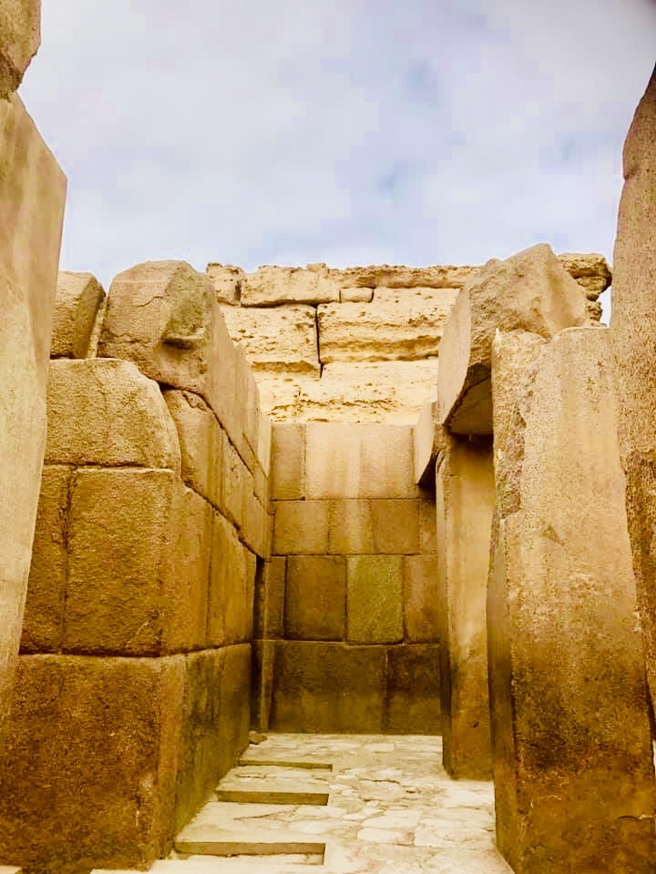 Hàng cột đá trong đền thờ của Khafre Dọc theo hành lang vào đền thờ là những cột đá hình chữ T, mỗi cột nặng hơn 100 tấn, nền được lót bằng thạch cao.