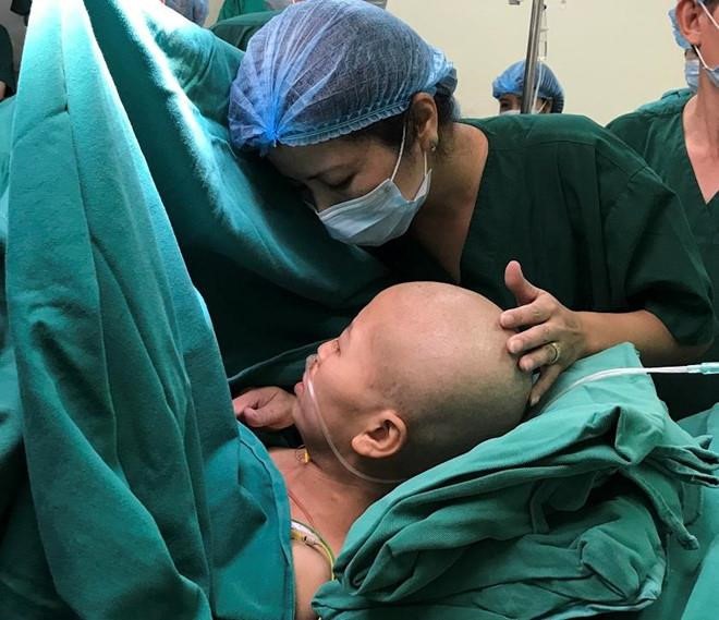 Sản phụ Liên phải mổ đẻ trong tư thế ngồi. Ảnh: BSCC.