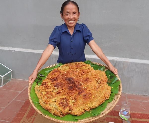 Bà Tân Vlog với bánh rán khổng lồ. Ảnh: FBNV.