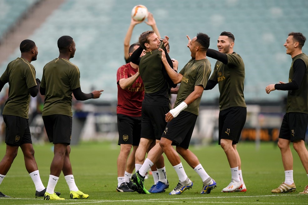 Các cầu thủ Arsenal hào hứng tập luyện trên sân Baku Olympic Stadium. Ảnh: UEFA