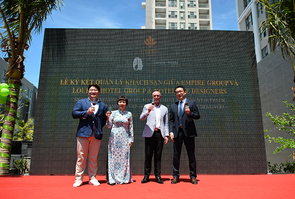 Bà Cao Minh Trúc – Phó Tổng Giám đốc Empire Group và các đối tác quản lý, vận hành và khai thác chuỗi khách sạn 5* thuộc Cocobay. Ảnh: Coco