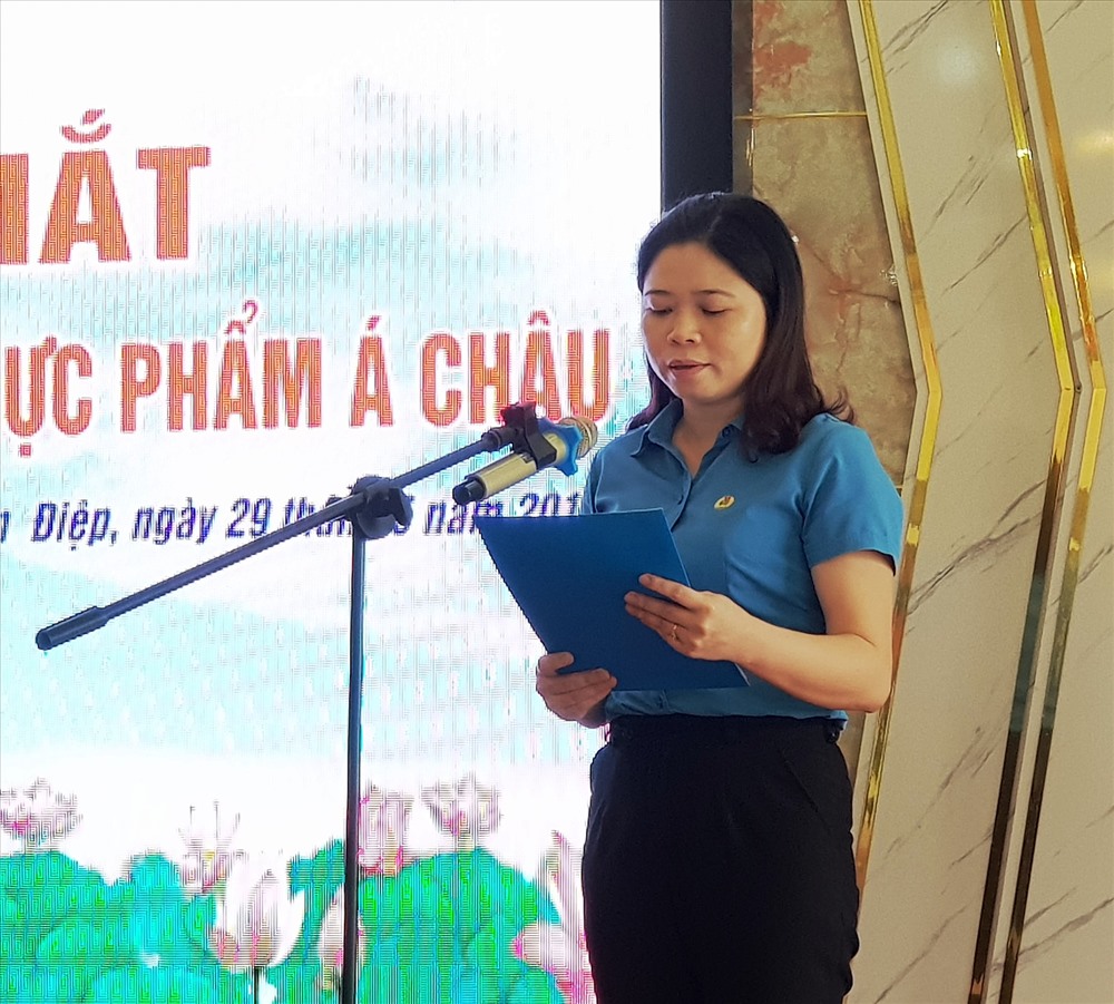 Đồng chí Đỗ Hoàng Oanh, Chủ tịch LĐLĐ Tp.Tam Điệp công bố quyết định thành lập và giao nhiệm vụ cho CĐCS công ty cổ phần thực phẩm Á Châu. Ảnh: NT