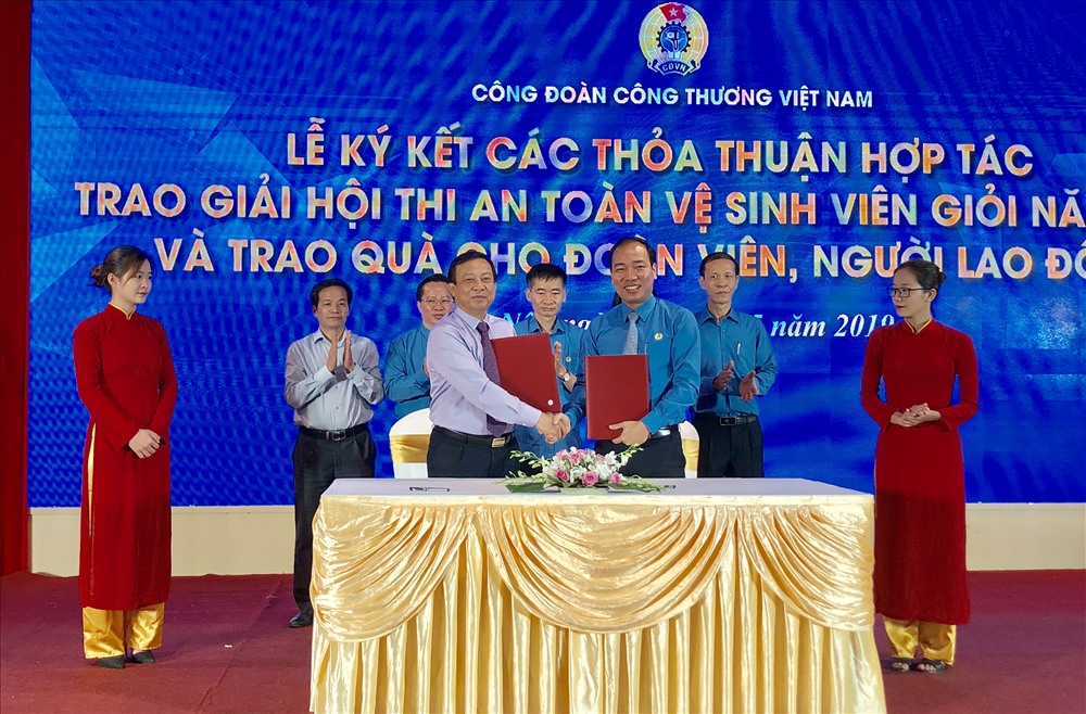 Công đoàn Công thương Việt Nam ký thoả thuận hợp tác với các DN nhằm đem lại phúc lợi tốt hơn cho đoàn viên, NLĐ. Ảnh: H.A