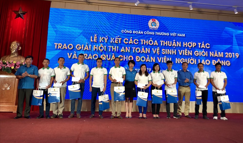 Đại diện Khối thi đua các CĐ ngành TƯ trao quà cho 10 đoàn viên, NLĐ ngành Công thương có hoàn cảnh khó khăn. Ảnh: H.A