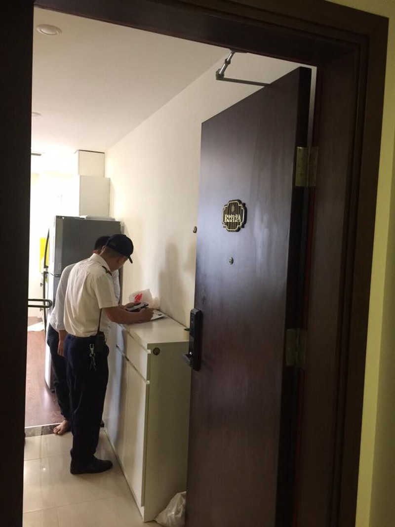 Đối tượng người nước ngoài đã dọn đồ và rời khỏi chung cư vào ngày hôm qua (28.5). Ảnh: BQL.
