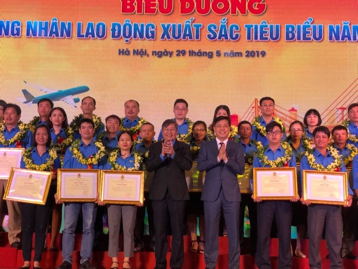 Đồng chí Trần Thanh Hải - Phó Chủ tịch Thường trực Tổng LĐLĐVN và đồng chí Nguyễn Ngọc Đông - Thứ trưởng Bộ GTVT cùng trao Bằng khen và vòng hoa cho CNLĐ xuất sắc tiêu biểu năm 2018. Ảnh: Đ.P