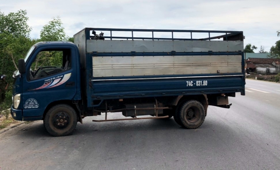 Sau khi gây tai nạn, xe ô tô bán tải nằm xoay chắn ngang đường. Ảnh: Lê Phi Long
