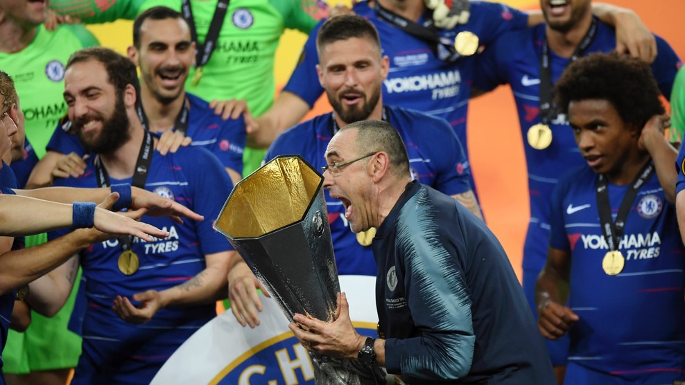 HLV Maurizio Sarri hạnh phúc với danh hiệu đầu tiên trong sự nghiệp cầm quân. Ảnh: UEFA