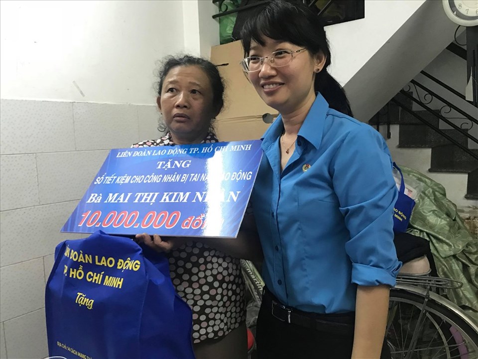 Chủ tịch LĐLĐ TPHCM Trần Thị Diệu Thúy tặng quà cho NLĐ bị TNLĐ nhân “Tháng CN năm 2019” Chủ tịch LĐLĐ TPHCM Trần Thị Diệu Thúy tặng quà cho NLĐ bị TNLĐ nhân “Tháng CN năm 2019”