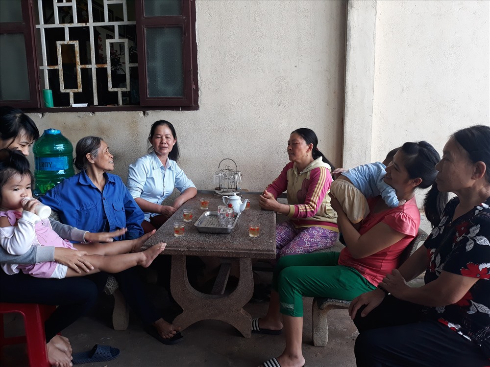 Một buổi họp các thành viên trong Tổ chăn nuôi dê sạch xã Tân Thành. Ảnh: Đ.T
