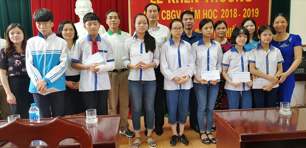 Những em học sinh được nhận học bổng đều là con CNLĐ có hoàn cảnh khó khăn vươn lên trong học tập. Ảnh: NT