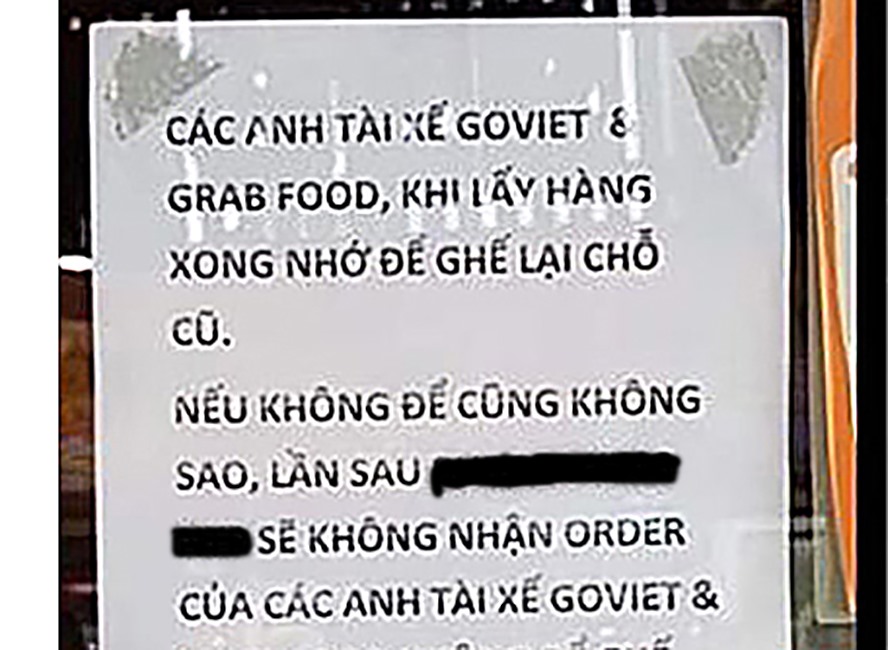 Tờ thông báo khiến các tài xế giao thức ăn bất bình.