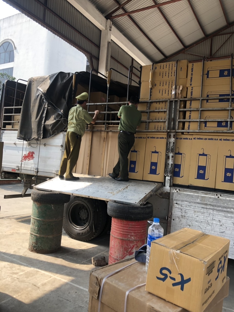 Một xe hàng lậu bị lực lượng QLTT phát hiện.