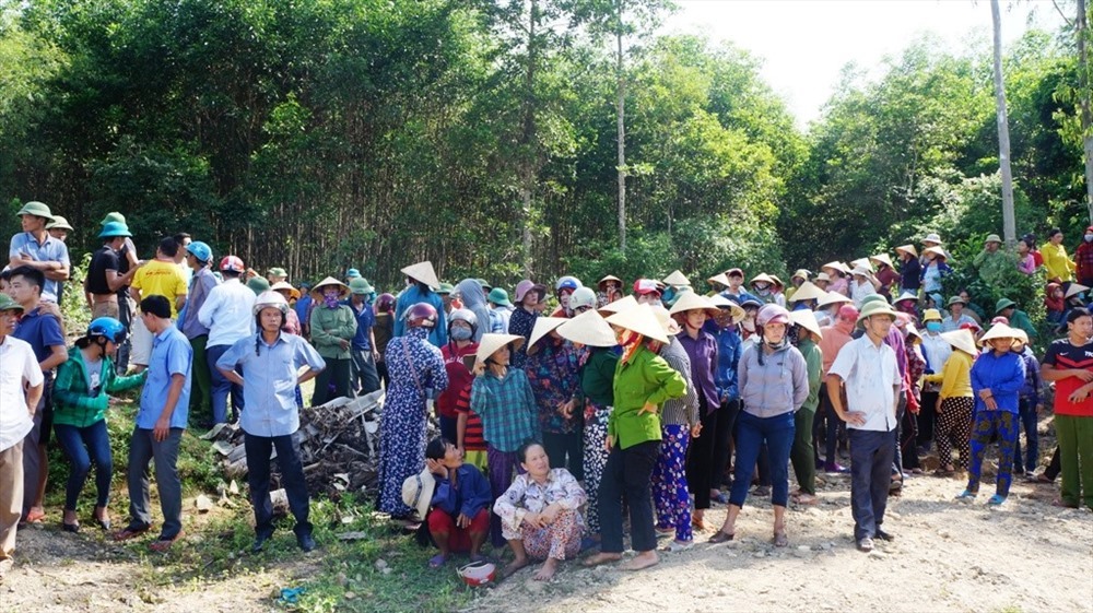 Người dân địa phương đau thương trước cái chết của 5 em học sinh. Ảnh: A.Đ