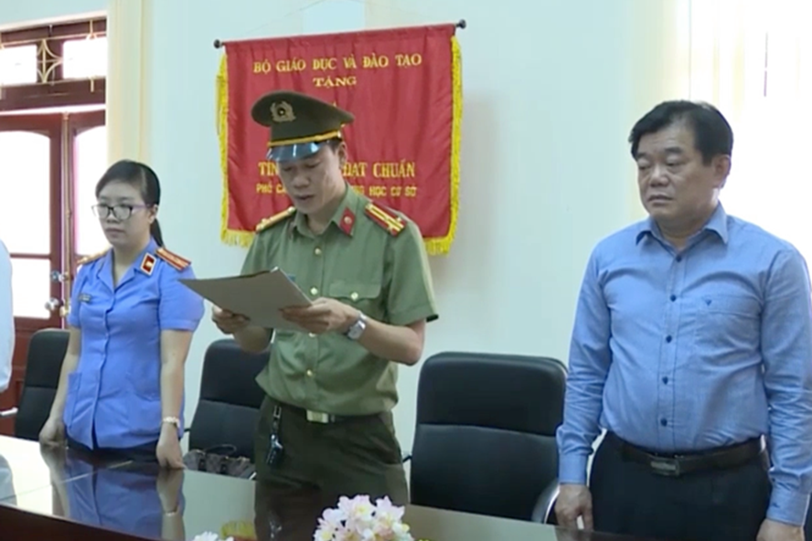 Ông Hoàng Tiến Đức (ngoài cùng bên phải). Ảnh Tiền Phong