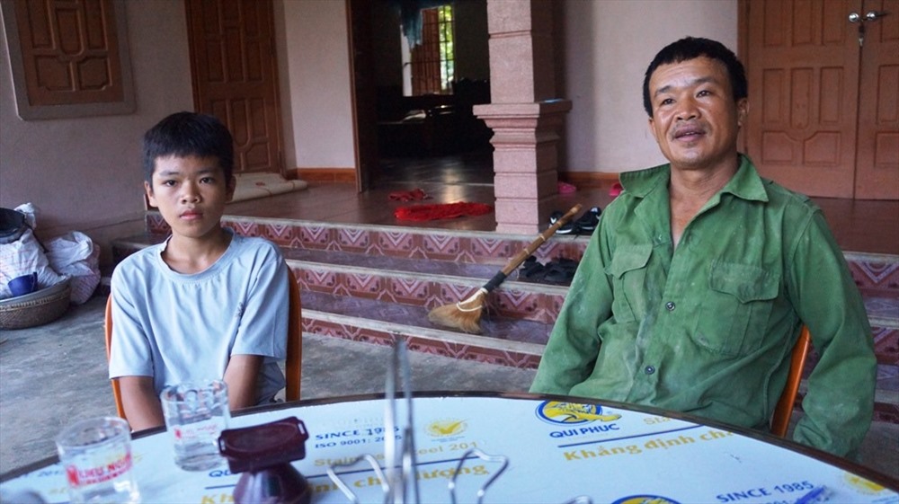Em Phan Bá Hiệp kể lại sự việc đau lòng. Ảnh: A.Đ