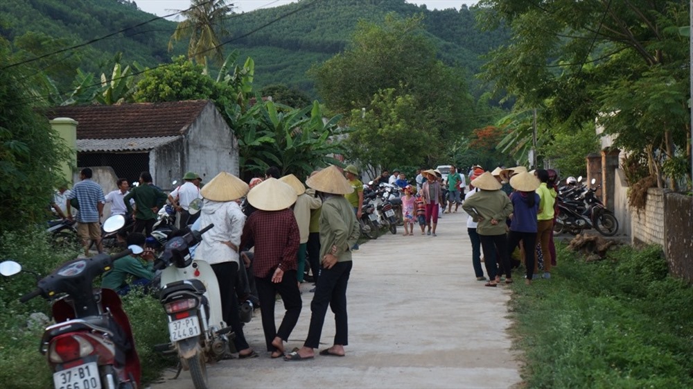 Tang thương bao trùm những ngôi nhà có con bị nạn. Ảnh: A.Đ