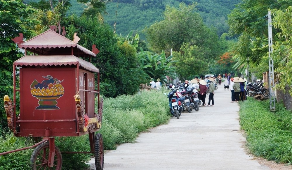 Tang thương bao trùm những ngôi nhà có con bị nạn. Ảnh: A.Đ
