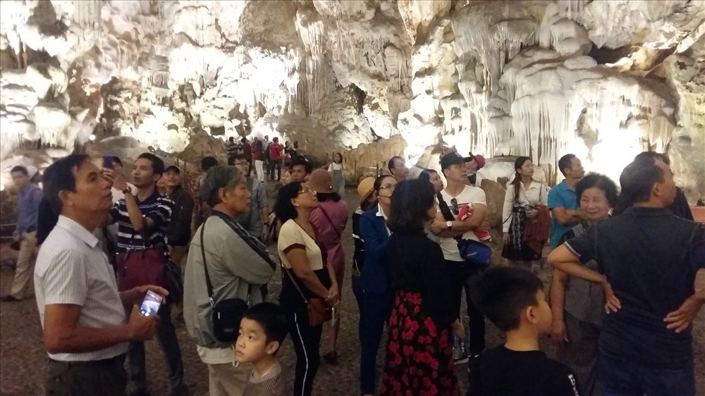 Du khách chen chúc bên trong hang Đầu Gỗ. Ảnh: Nguyễn Hùng